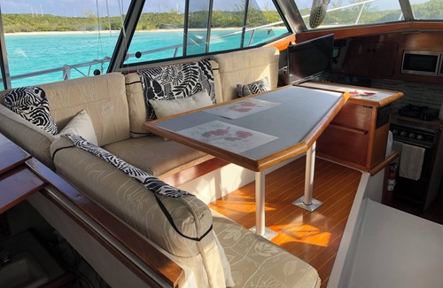 George Town Boat Rental | Motor yacht + Dinghy to explore