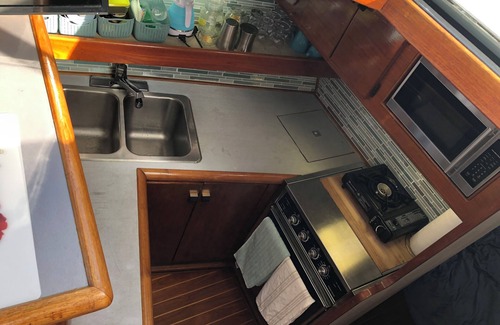 George Town Boat Rental | Motor yacht + Dinghy to explore