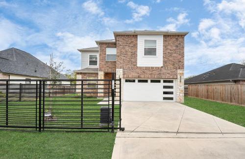 Southeast Houston House | Mount Melanin Spacious 4BD Home Sleeps 17 - Near NRG Stadium
