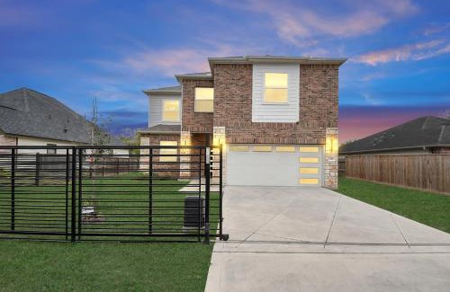 Southeast Houston House | Mount Melanin Spacious 4BD Home Sleeps 17 - Near NRG Stadium