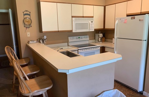 West Dover Condo | Mount Snow condo - Moover Shuttle to Resort, pool, WiFi