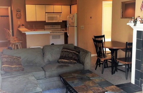 West Dover Condo | Mount Snow condo - Moover Shuttle to Resort, pool, WiFi