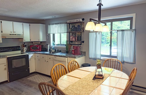 West Dover Condo | Mount Snow Cozy Condo (5 Minute Drive!) Sleeps 7