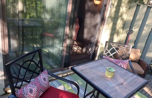 West Dover Condo | Mount Snow Cozy Condo (5 Minute Drive!) Sleeps 7