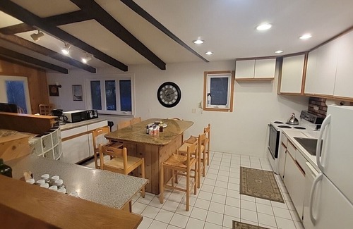 West Dover House | Mount Snow, Hot Tub Room, Sauna, Pool Table, sleeps 12.