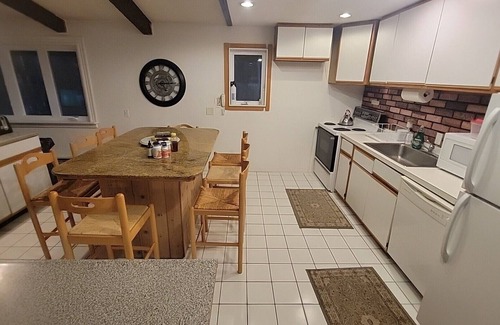 West Dover House | Mount Snow, Hot Tub Room, Sauna, Pool Table, sleeps 12.