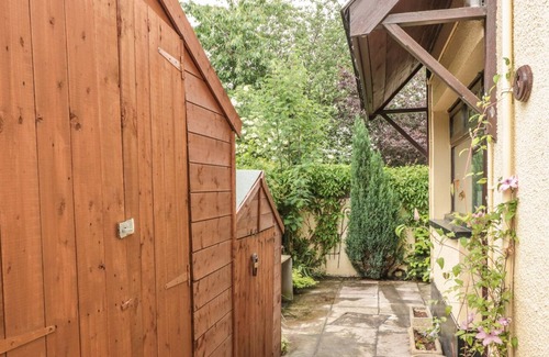 Abergavenny Cottage | MOUNT STREET, pet friendly, with open fire in Abergavenny