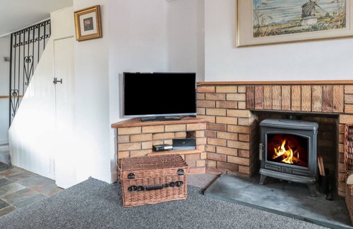 Abergavenny Cottage | MOUNT STREET, pet friendly, with open fire in Abergavenny
