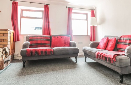 Abergavenny Cottage | MOUNT STREET, pet friendly, with open fire in Abergavenny