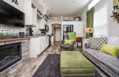Murphy Cabin | Mountain Abode Tiny House: Your Perfect Getaway Surrounded by Nature