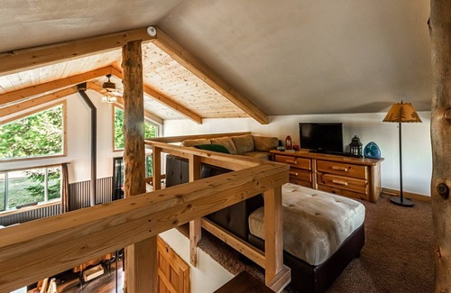 St. Regis Cabin | Mountain Adventure Chalet Firelit Nights SKI PASS!