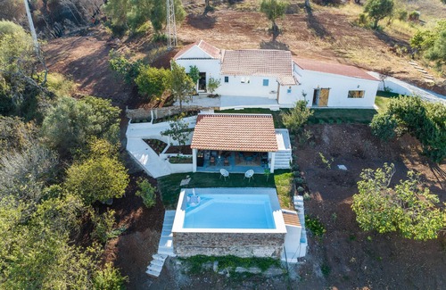 Setubal Villa | Mountain Arrábida Lodge by CadenzaLux
