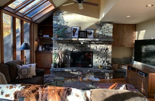 Plymouth Ski Chalet | Mountain Chalet- 15 Mins to Killington/ Okemo