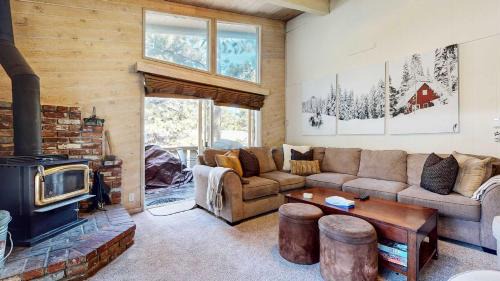 Mammoth Lakes House | Mountain Chateau Retreat - Desirable Resort 4 BDR