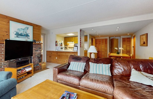 West Dover Condo | Mountain condo w/views, hot tub, pool, sauna, gym, shuttle, w/d, wifi