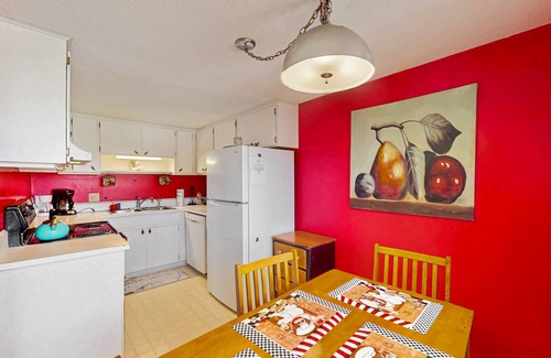 Sugar Mountain Condo | Mountain condominium w/natural light - close to ski lodge and covered balcony