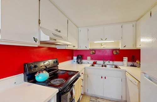 Sugar Mountain Condo | Mountain condominium w/natural light - close to ski lodge and covered balcony
