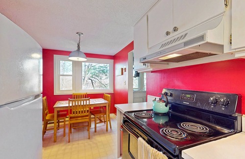Sugar Mountain Condo | Mountain condominium w/natural light - close to ski lodge and covered balcony