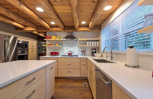 Black Mountain Cabin | Mountain Cove | Hot Tub Log Cabin for Groups Near Black Mtn + Biltmore Pass