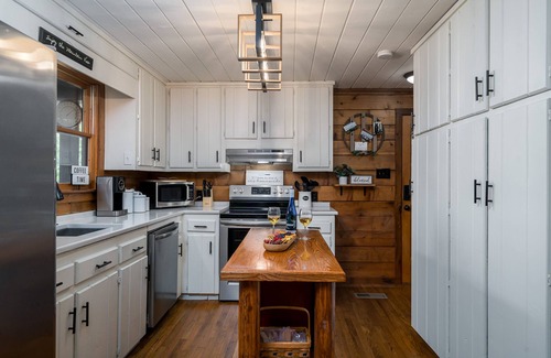 Blue Ridge Cabin | Mountain Crest Cottage Fabulous Fire Pit and 5 Minutes to Downtown Blue Ridge!