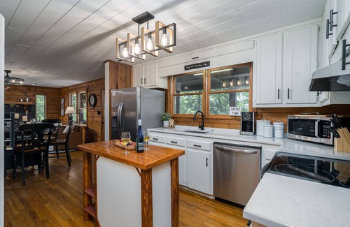 Blue Ridge Cabin | Mountain Crest Cottage Fabulous Fire Pit and 5 Minutes to Downtown Blue Ridge!