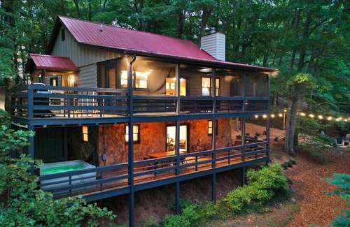Blue Ridge Cabin | Mountain Crest Cottage Fabulous Fire Pit and 5 Minutes to Downtown Blue Ridge!
