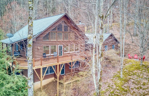 Maggie Valley Cabin | Mountain Dream - New Hot Tub! in Gated Smoky Mountain Retreat Community
