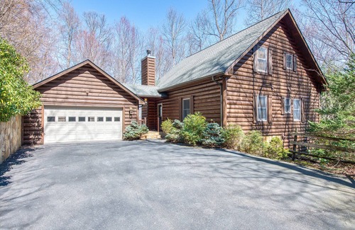 Maggie Valley Cabin | Mountain Dream - New Hot Tub! in Gated Smoky Mountain Retreat Community