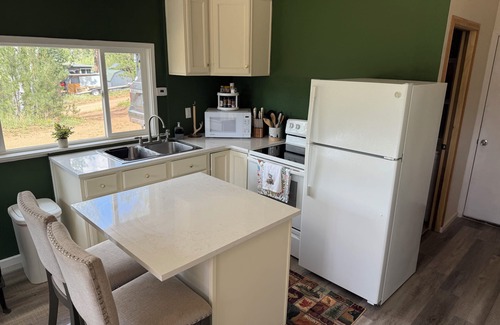 Bailey House | Mountain Escape Cabin with hottub. Pet Friendly!