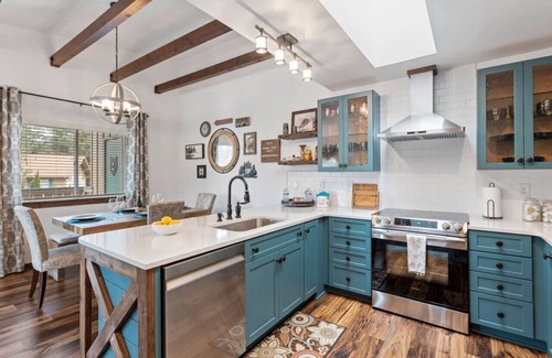 Downtown Leavenworth Condo | Mountain Escape! Explore town, eat, shop or relax!