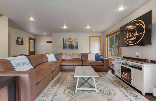 Black Hawk House | Mountain Escape w Hot Tub,Games &Views! Sleeps 12!