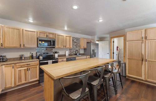 Black Hawk House | Mountain Escape w Hot Tub,Games &Views! Sleeps 12!