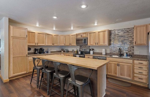 Black Hawk House | Mountain Escape w Hot Tub,Games &Views! Sleeps 12!