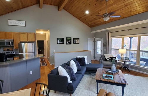 Beech Mountain House | Mountain Getaway - Hot Tub, Skiing & Firepits!