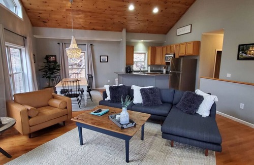 Beech Mountain House | Mountain Getaway - Hot Tub, Skiing & Firepits!