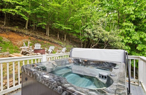 Beech Mountain House | Mountain Getaway - Hot Tub, Skiing & Firepits!