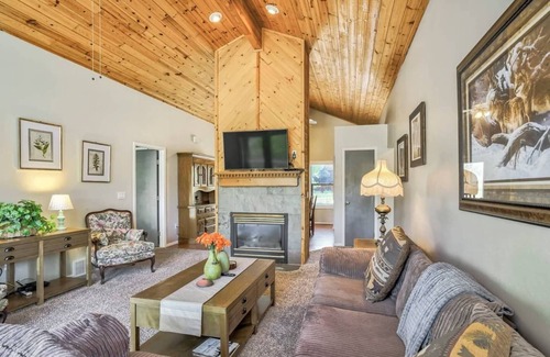 Woodland Park Cabin | Mountain Getaway★ PIKES PAEK★Charis ★ Close to City Center★ Window AC★Fire Place