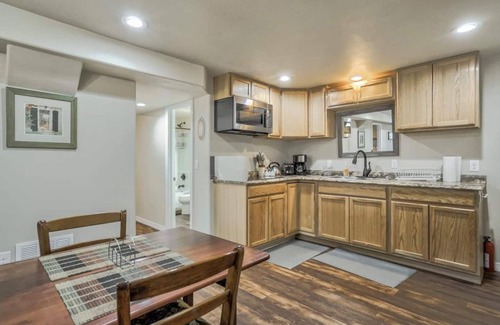 Woodland Park Cabin | Mountain Getaway★ PIKES PAEK★Charis ★ Close to City Center★ Window AC★Fire Place
