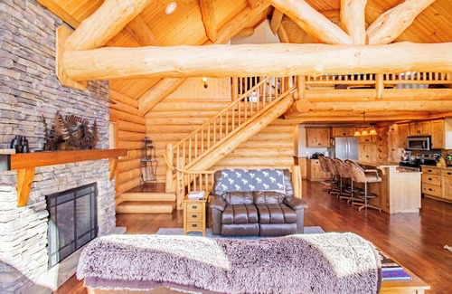 Anaconda Cabin | Mountain Getaway w/additional Bunkhouse Apartment!