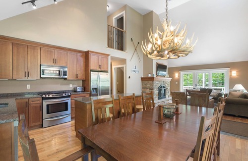 West Dover House | Mountain House Minutes to Mt. Snow - Fireplace - Game Room - Firepit - Bunk Room