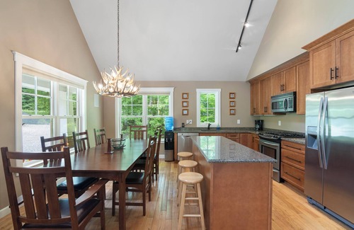 West Dover House | Mountain House Minutes to Mt. Snow - Fireplace - Game Room - Firepit - Bunk Room