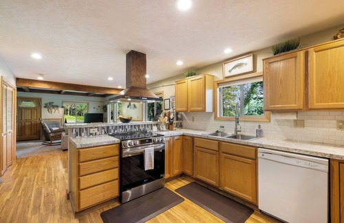 McCall House | Mountain Joy - Pet Friendly - Hot Tub - River access - Trail system - Yard games - Canoe