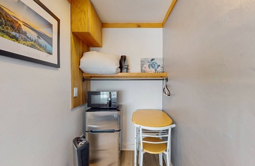 Kings Beach Ski Chalet | Mountain lakeview hotel, family-friendly with golf, skiing, WiFi, & Netflix