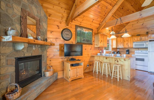 Wears Valley House | Mountain Life - Beautiful Mountain & Valley View - Hot Tub - WiFi