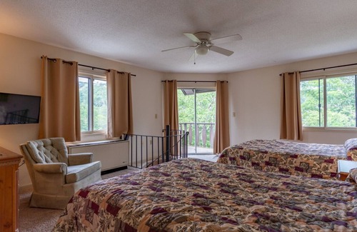 Beech Mountain Hotel | Mountain Lodge Near Fred’s | Fall Leaf-Peeping in Beech NC
