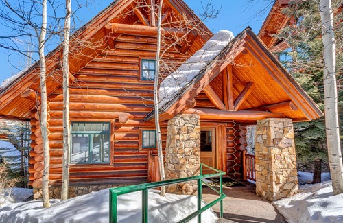 Mountain Village Cabin | Mountain Lodge Cabin/Full Service Hotel/Free Parking 1 Car Summer 25!