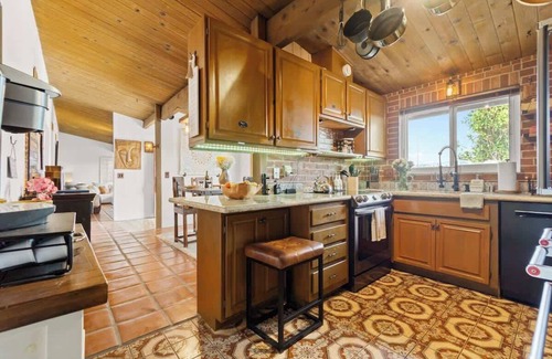 Lemon Grove House | Mountain Majesty 2 BR with AC, BBQ, Parking, View