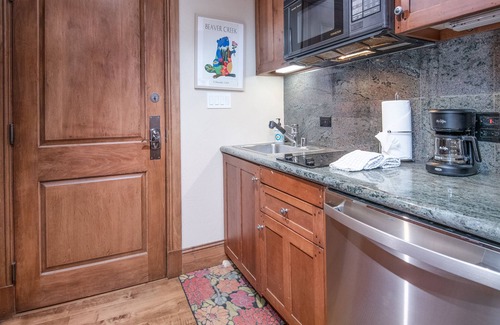 Highlands Townhomes Condo | Mountain Modern Beaver Creek Village Condo, Ski-In and Out, w/Hot Tub and Views