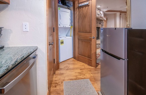 Highlands Townhomes Condo | Mountain Modern Beaver Creek Village Condo, Ski-In and Out, w/Hot Tub and Views