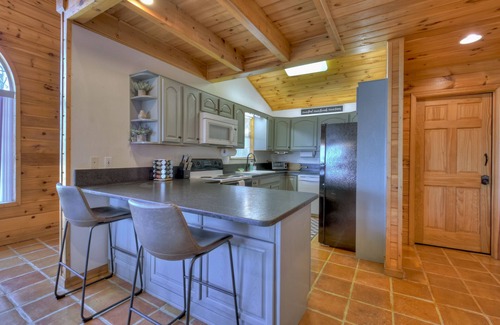 Walnut Mountain Cabin | Mountain Retreat Adventure & Natural Beauty Await Close To DT Ellijay Hot Tub